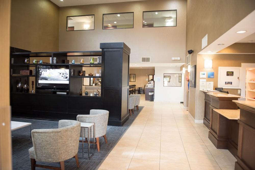 HOLIDAY INN EXPRESS N-1960 CHAMPIONS AREA photo 1