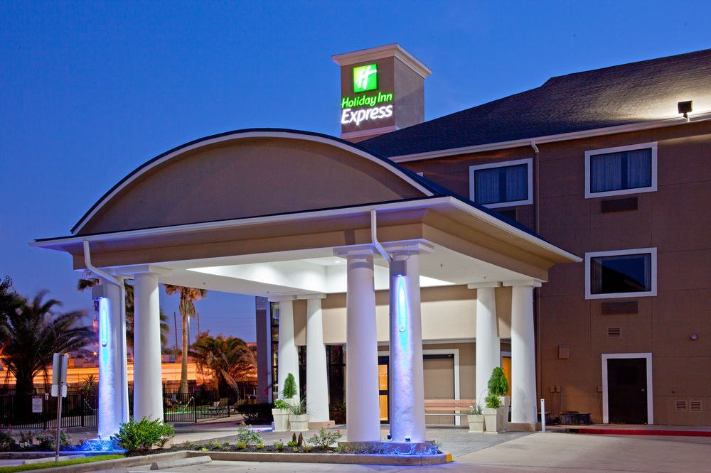 HOLIDAY INN EXPRESS N-1960 CHAMPIONS AREA photo 2