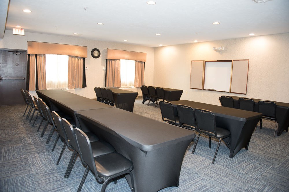 HOLIDAY INN EXPRESS N-1960 CHAMPIONS AREA photo 4