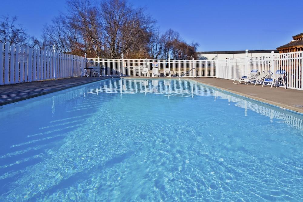 HOLIDAY INN EXPRESS & SUITES NASHVILLE-I-40&I-24(SPENCE LN) photo 3