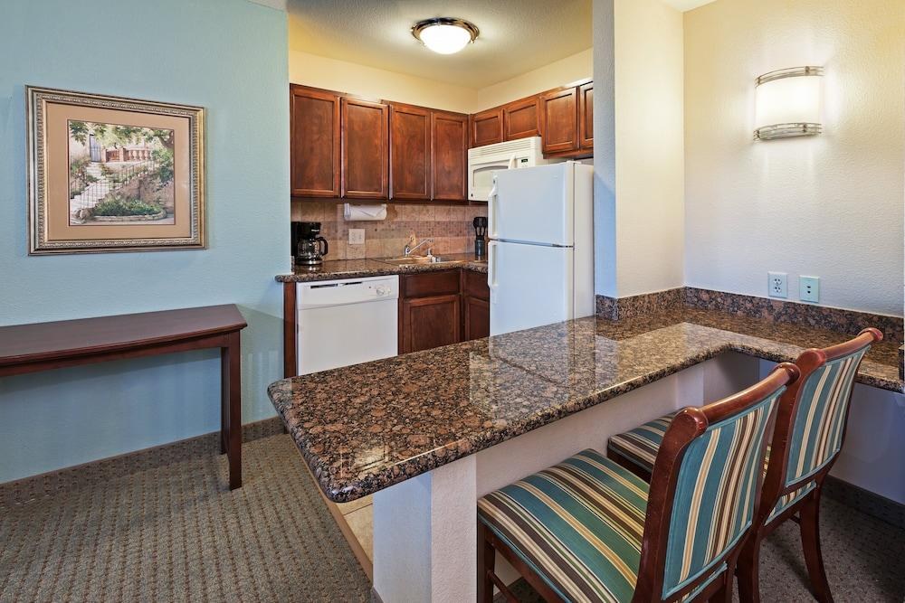 STAYBRIDGE SUITES NW NEAR SIX FLAGS FIESTA photo 4