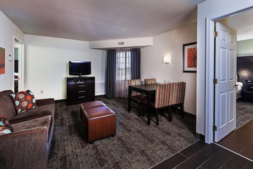 STAYBRIDGE SUITES TULSA-WOODLAND HILLS photo 2