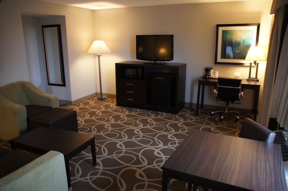 Elimwood Hotel, A Ramada by Wyndham photo 3