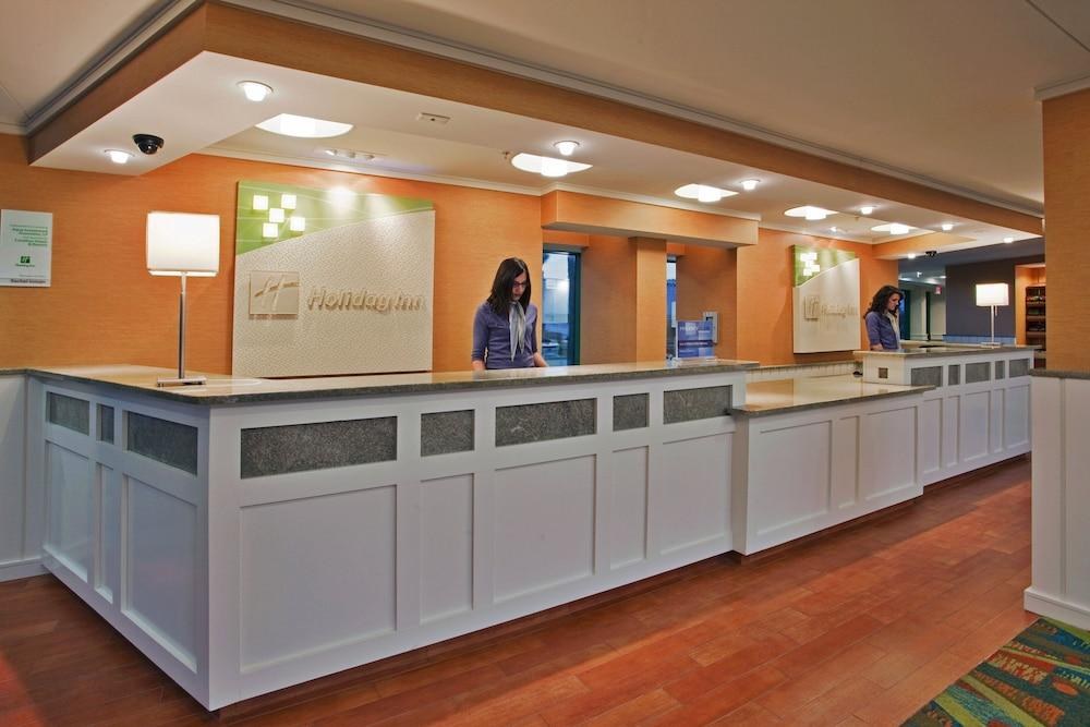 HOLIDAY INN & SUITES VIRGINIA BEACH - NORTH BEACH photo 2