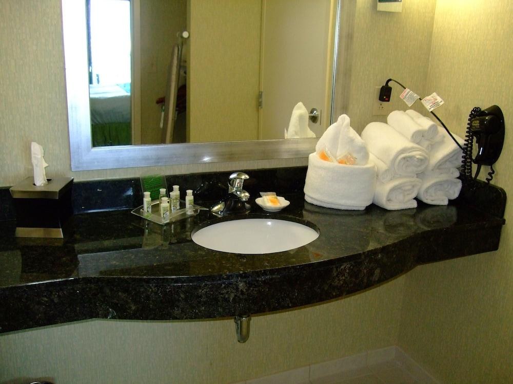 HOLIDAY INN & SUITES VIRGINIA BEACH - NORTH BEACH photo 4