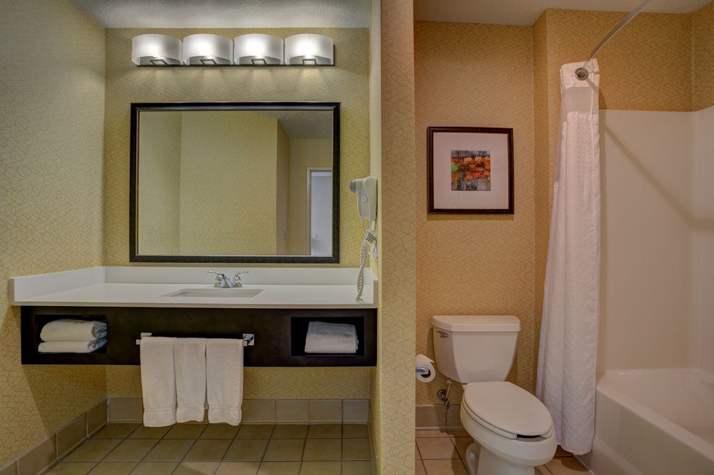 HOLIDAY INN & SUITES MILWAUKEE AIRPORT photo 1