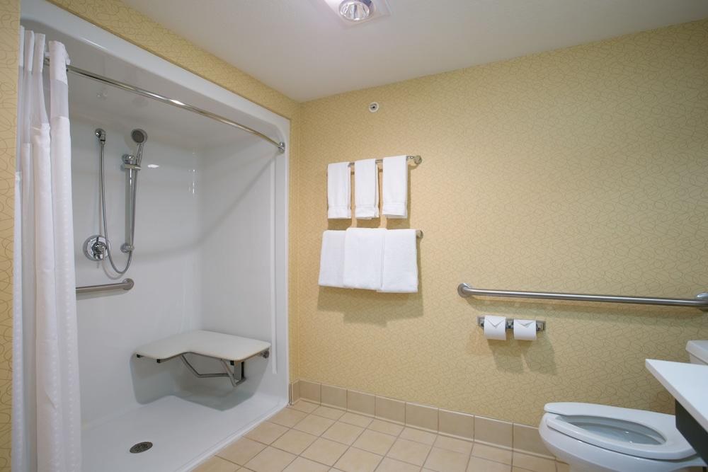 HOLIDAY INN & SUITES MILWAUKEE AIRPORT photo 2