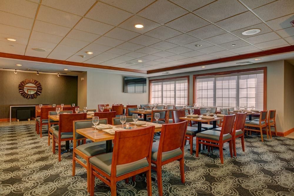 HOLIDAY INN & SUITES MILWAUKEE AIRPORT photo 3
