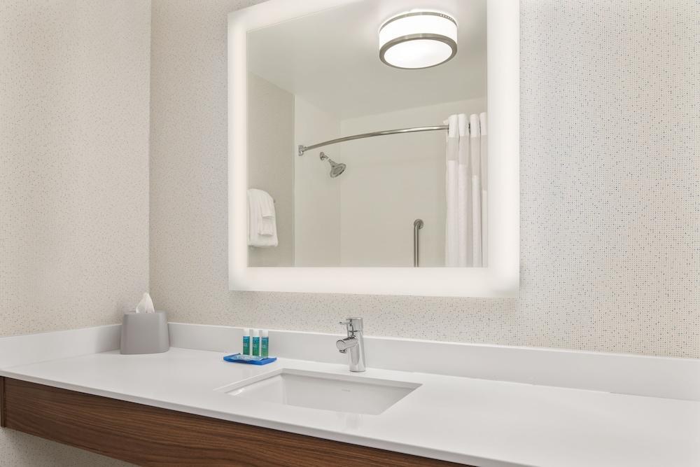 HOLIDAY INN EXPRESS & SUITES SACRAMENTO AIRPORT NATOMAS photo 2