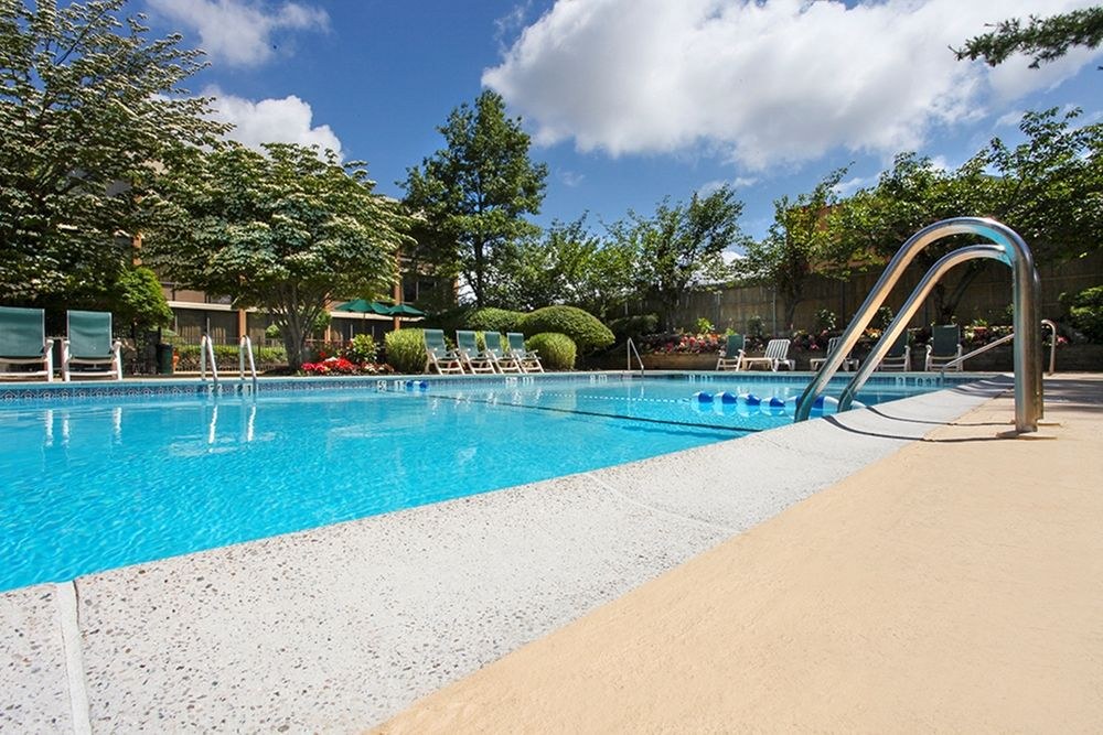 HOLIDAY INN WESTBURY-LONG ISLAND