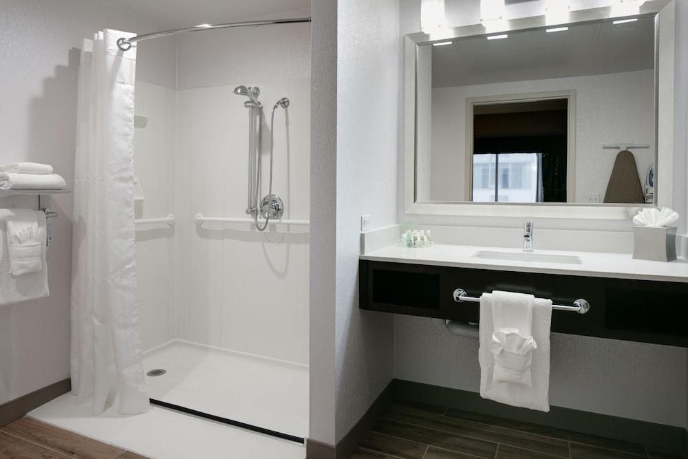HOLIDAY INN & SUITES OVERLAND PARK-WEST photo 2