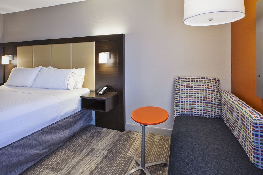 HOLIDAY INN EXPRESS HOTEL & SUITES CHICAGO-MIDWAY AIRPORT photo 1