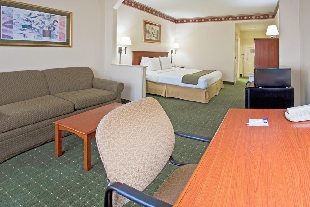 HOLIDAY INN EXPRESS & SUITES ORLANDO INTERNATIONAL AIRPORT photo 2