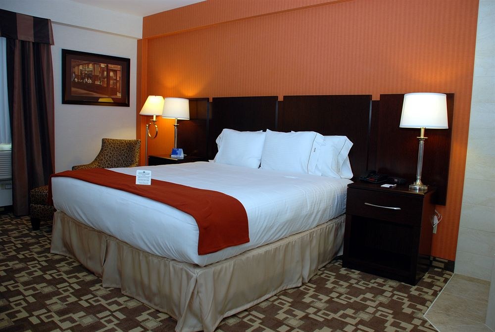 HOLIDAY INN EXPRESS QUEENS - MASPETH photo 1
