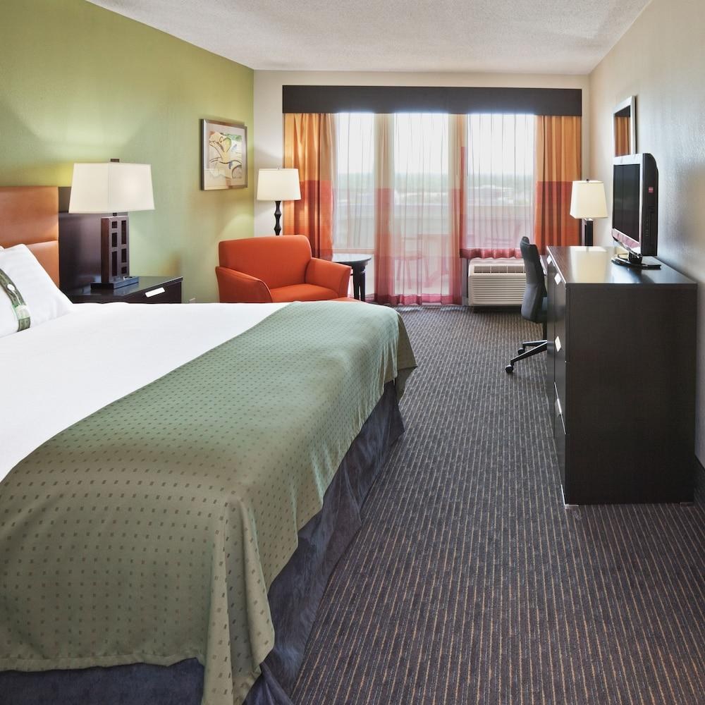 HOLIDAY INN TULSA CITY CENTER photo 2