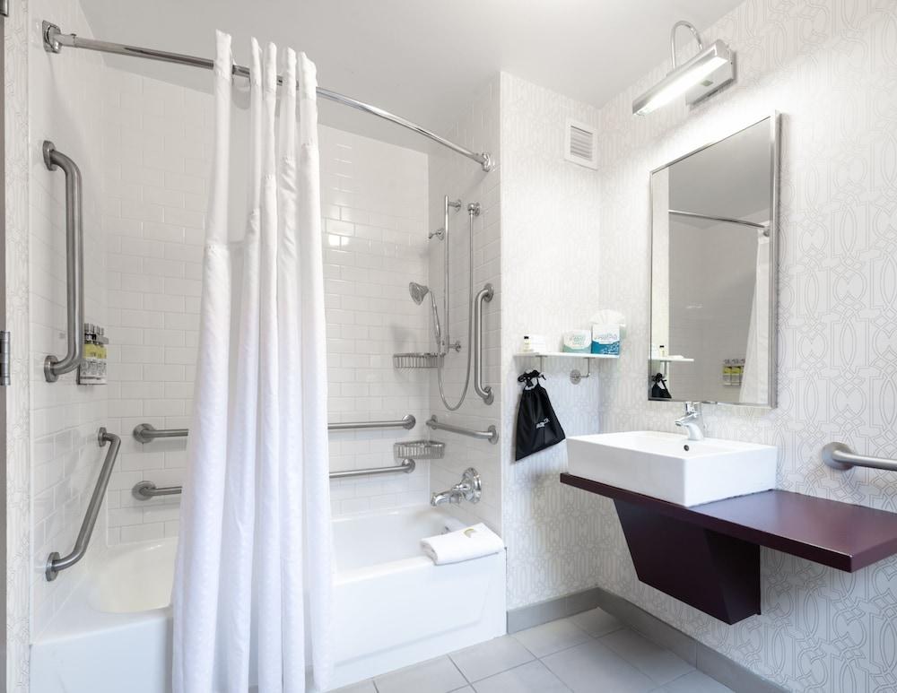 HOLIDAY INN EXPRESS CHICAGO - MAGNIFICENT MILE photo 4