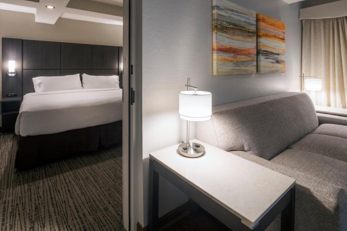 HOLIDAY INN & SUITES PHOENIX AIRPORT NORTH, AN IHG HOTEL photo 1