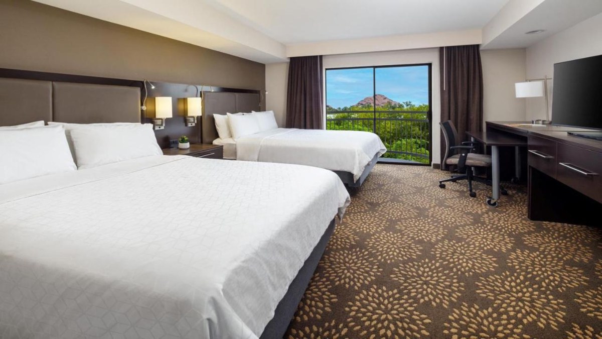 HOLIDAY INN & SUITES PHOENIX AIRPORT NORTH, AN IHG HOTEL photo 2