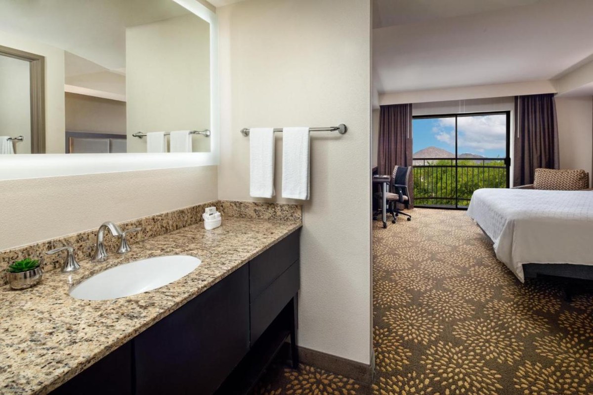 HOLIDAY INN & SUITES PHOENIX AIRPORT NORTH, AN IHG HOTEL photo 3