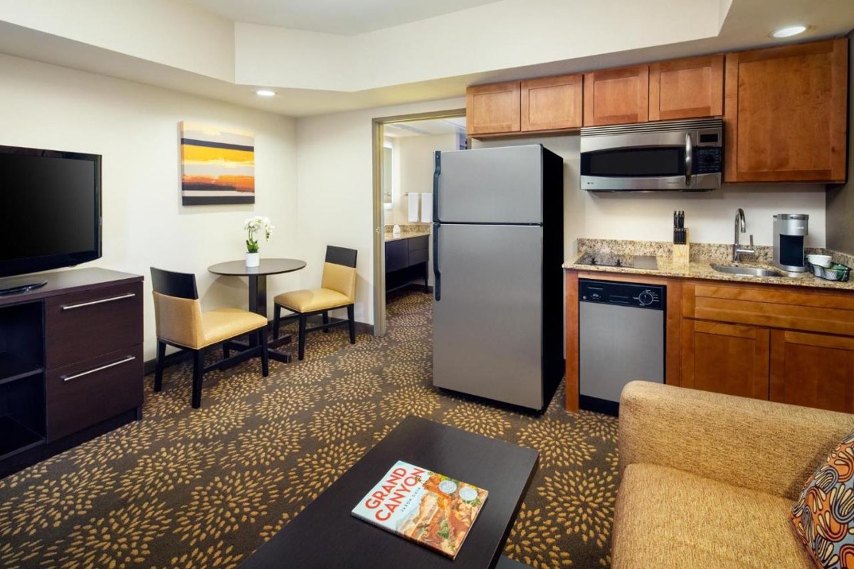 HOLIDAY INN & SUITES PHOENIX AIRPORT NORTH, AN IHG HOTEL photo 4