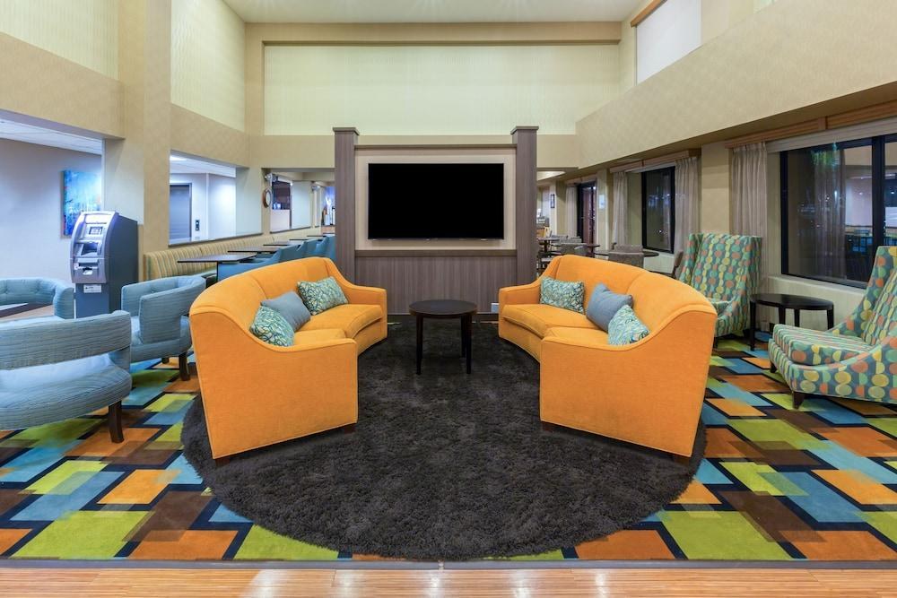 HOLIDAY INN EXPRESS HOTEL & SUITES HENDERSON photo 2