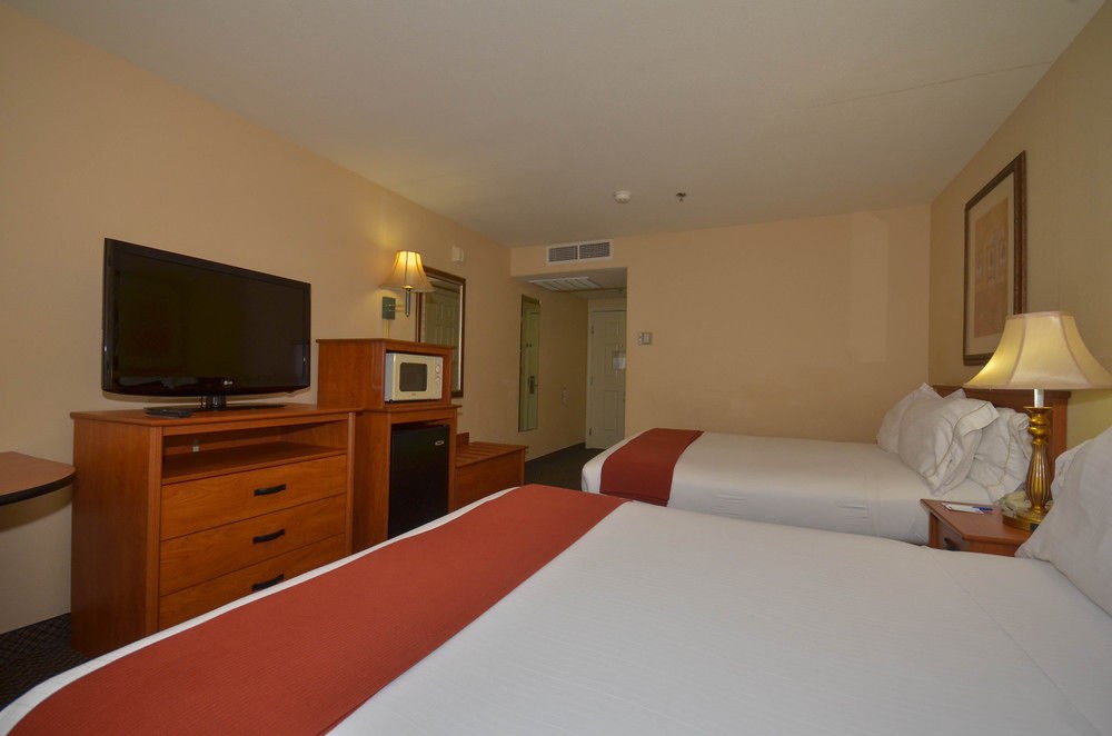 HOLIDAY INN EXPRESS LAS VEGAS-NELLIS photo 1