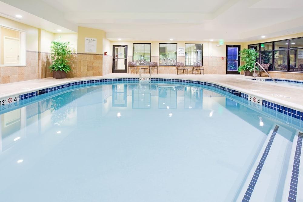 HOLIDAY INN EXPRESS HOTEL & SUITES DENVER AIRPORT photo 4