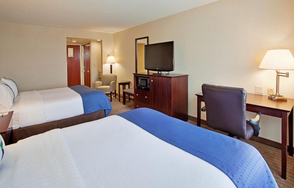 HOLIDAY INN & SUITES OVERLAND PARK-CONV CTR photo 2