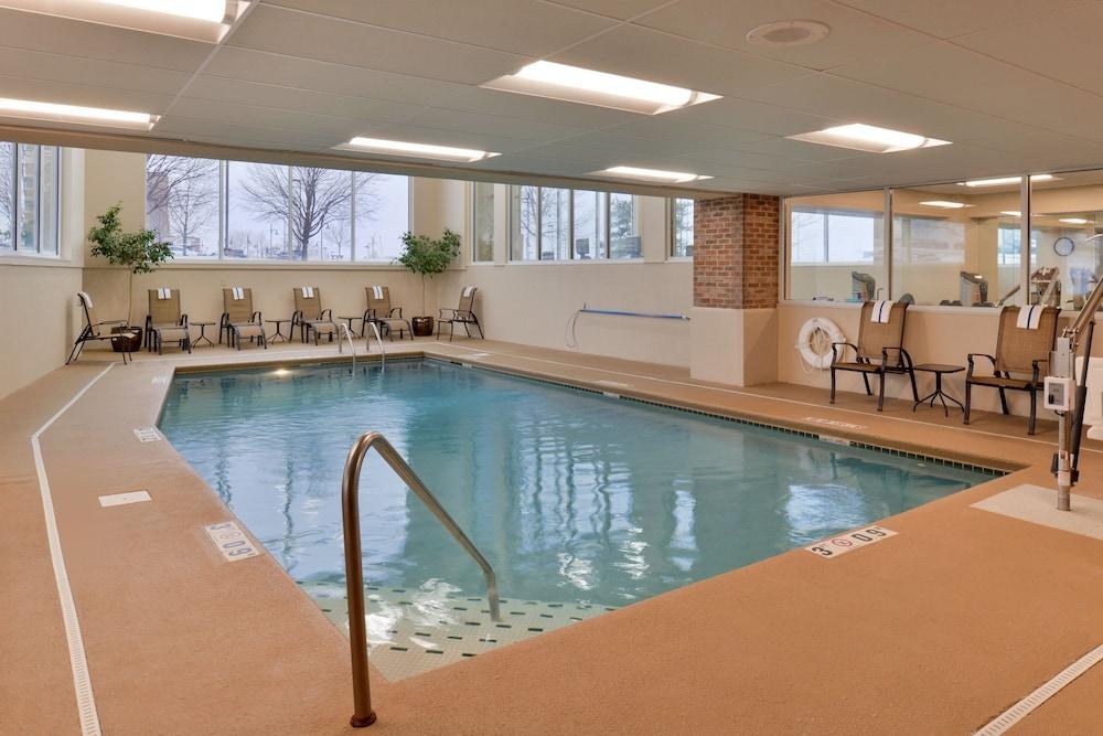 HOLIDAY INN & SUITES OVERLAND PARK-CONV CTR photo 3