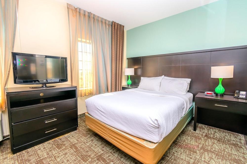 STAYBRIDGE SUITES HOUSTON IAH - BELTWAY 8 photo 2