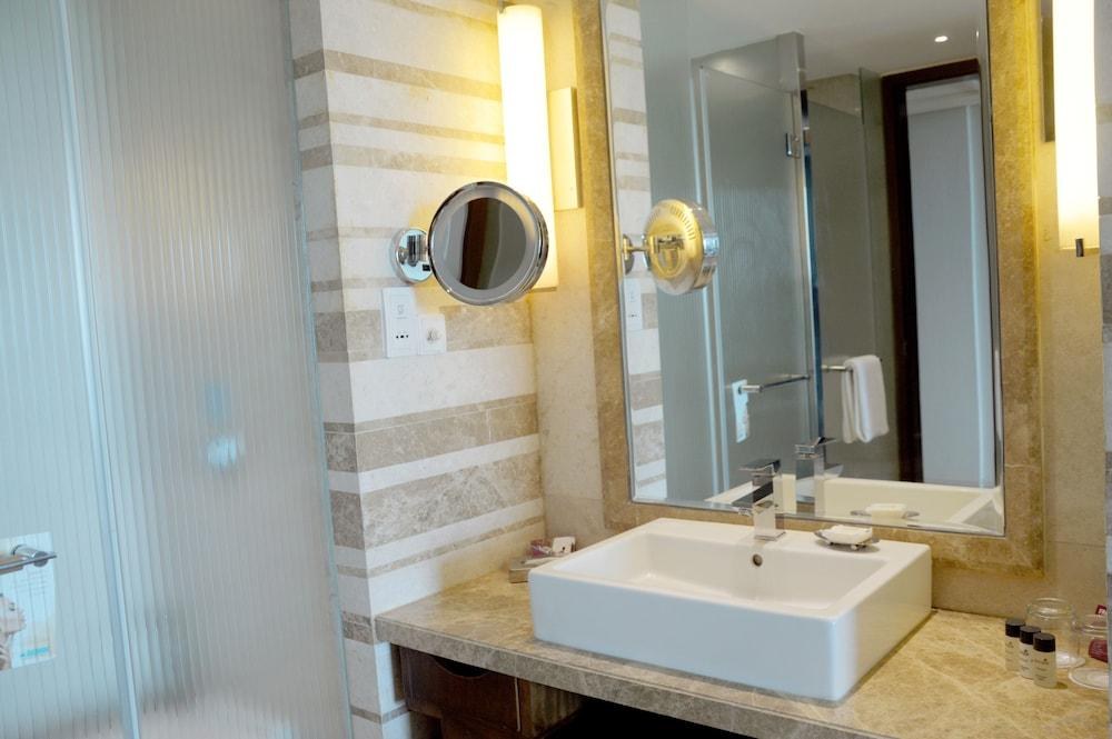 CROWN PLAZA photo 2