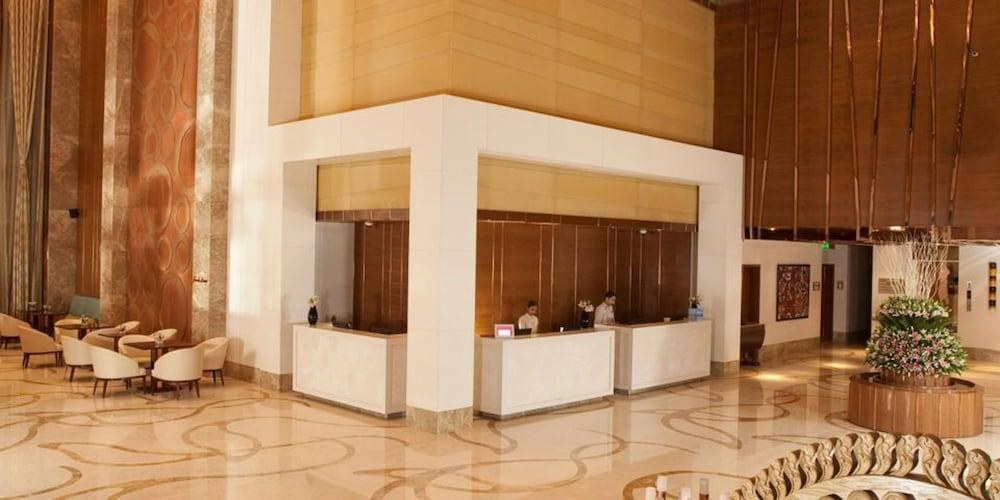 CROWN PLAZA photo 4