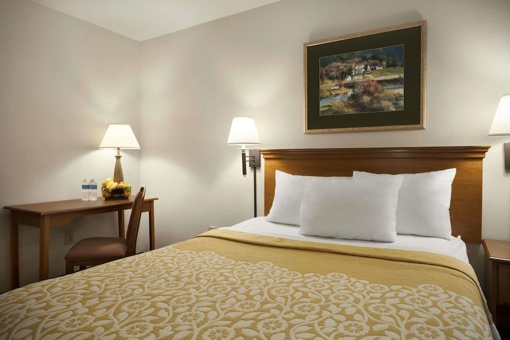 DAYS INN ALEXANDRIA