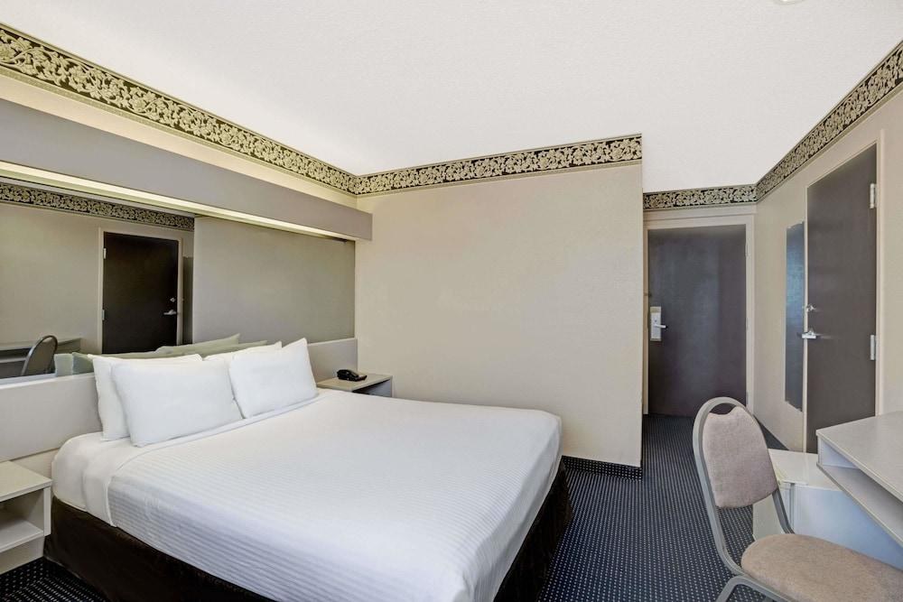 MICROTEL INN & SUITES BY WYNDHAM HOUSTON photo 4