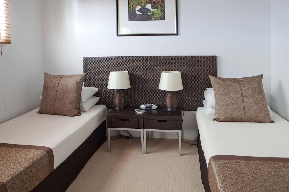 WATERS EDGE APARTMENTS photo 2