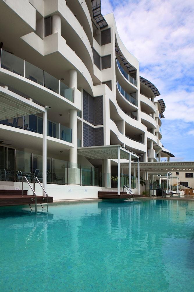 WATERS EDGE APARTMENTS photo 4