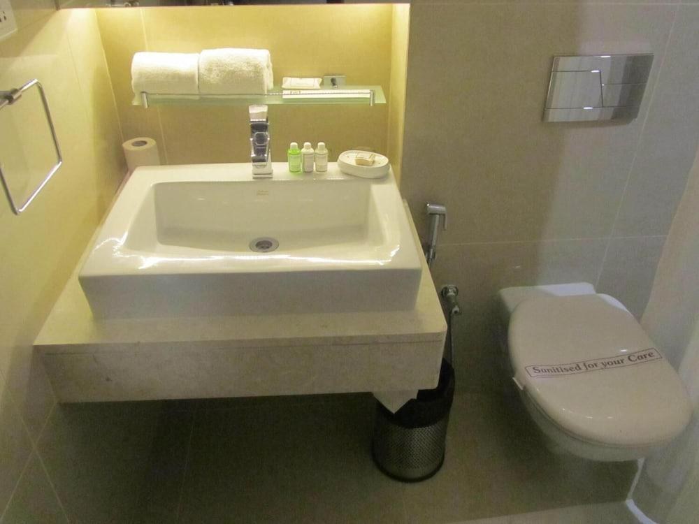 ZIP BY SPREE HOTELS AT WOODROSE CLUB photo 1