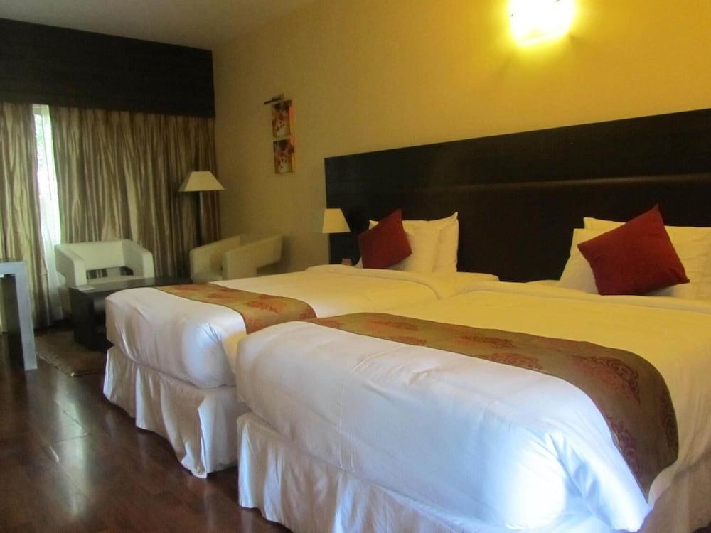 ZIP BY SPREE HOTELS AT WOODROSE CLUB photo 4