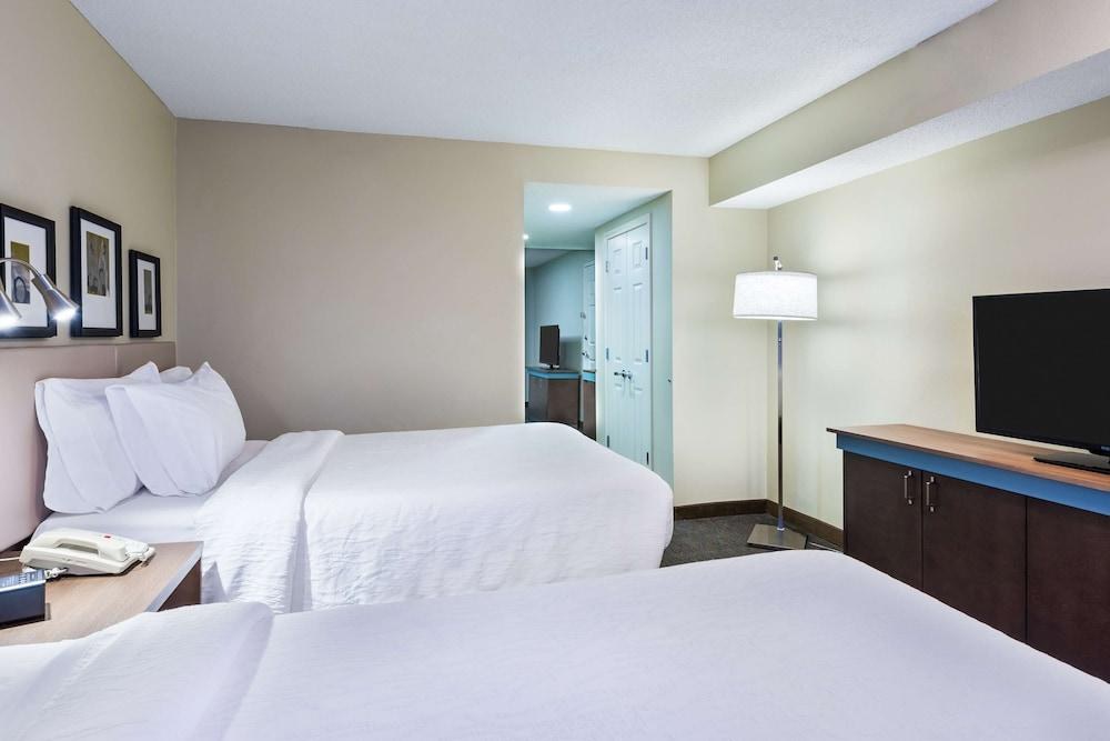 Hilton Garden Inn Westbury photo 2