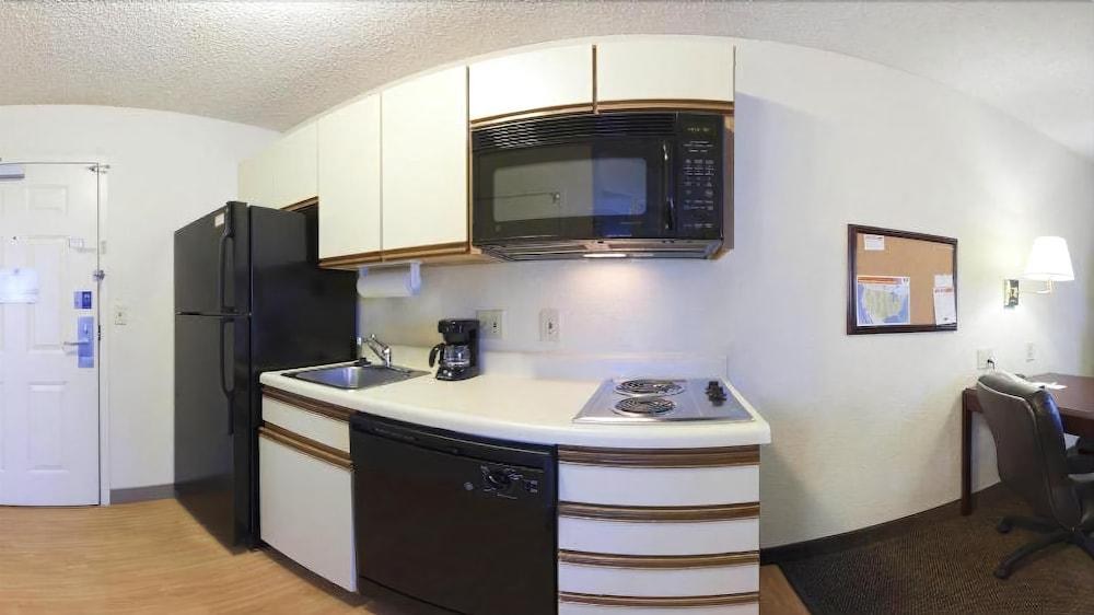 CANDLEWOOD SUITES AIRPORT photo 2