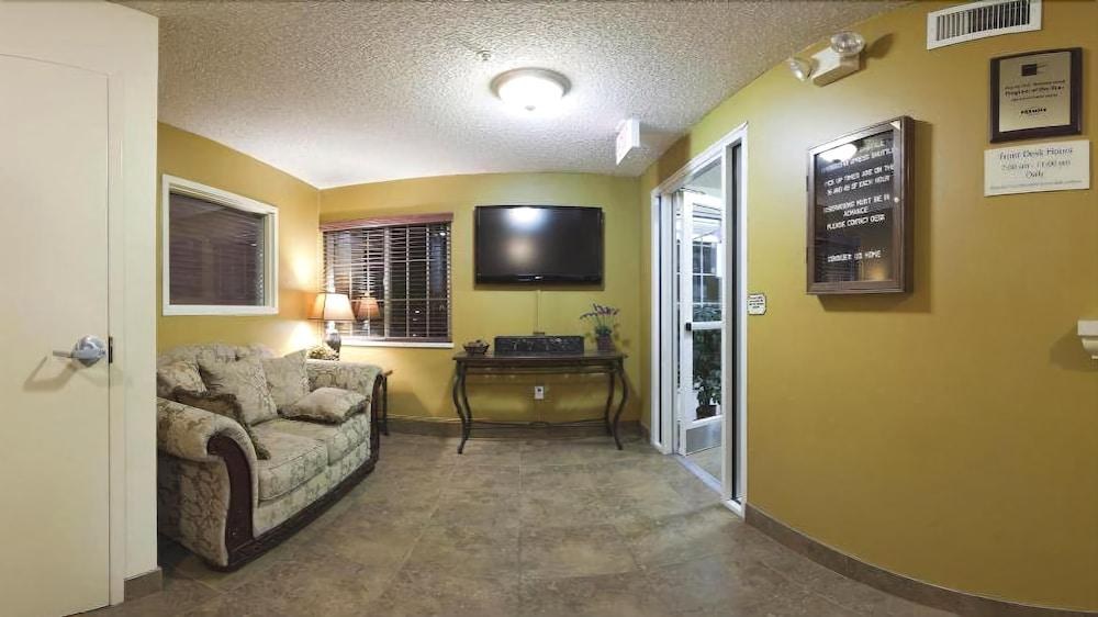 CANDLEWOOD SUITES AIRPORT photo 3