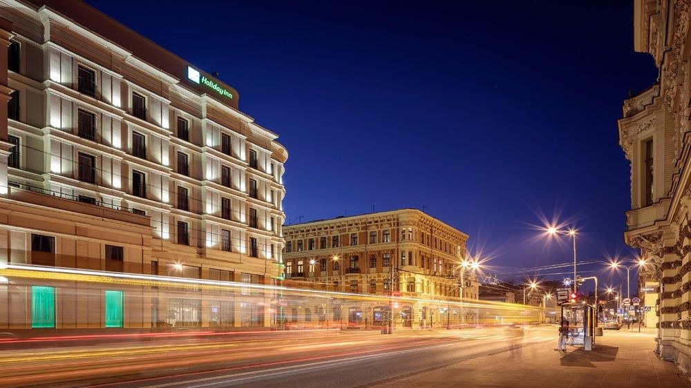 HOLIDAY INN