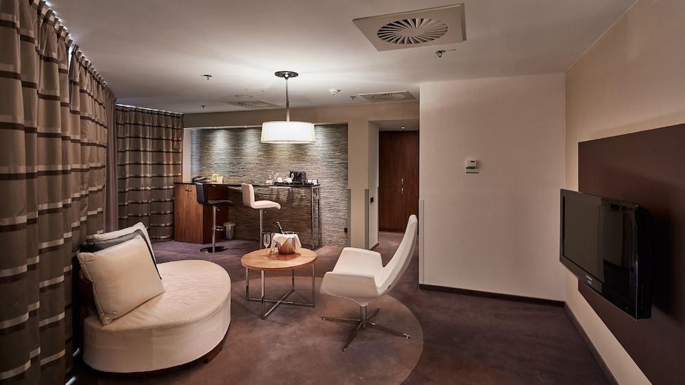 HOLIDAY INN photo 3