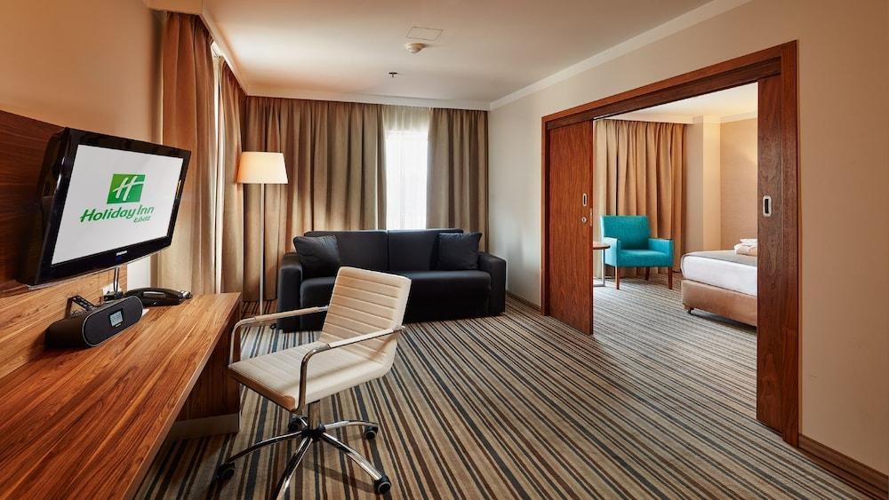 HOLIDAY INN photo 4