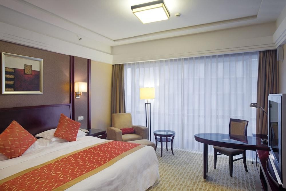 CROWNE PLAZA CITY CENTER photo 2