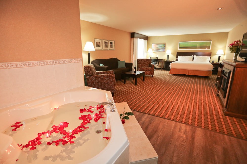 HOLIDAY INN EXPRESS & SUITES