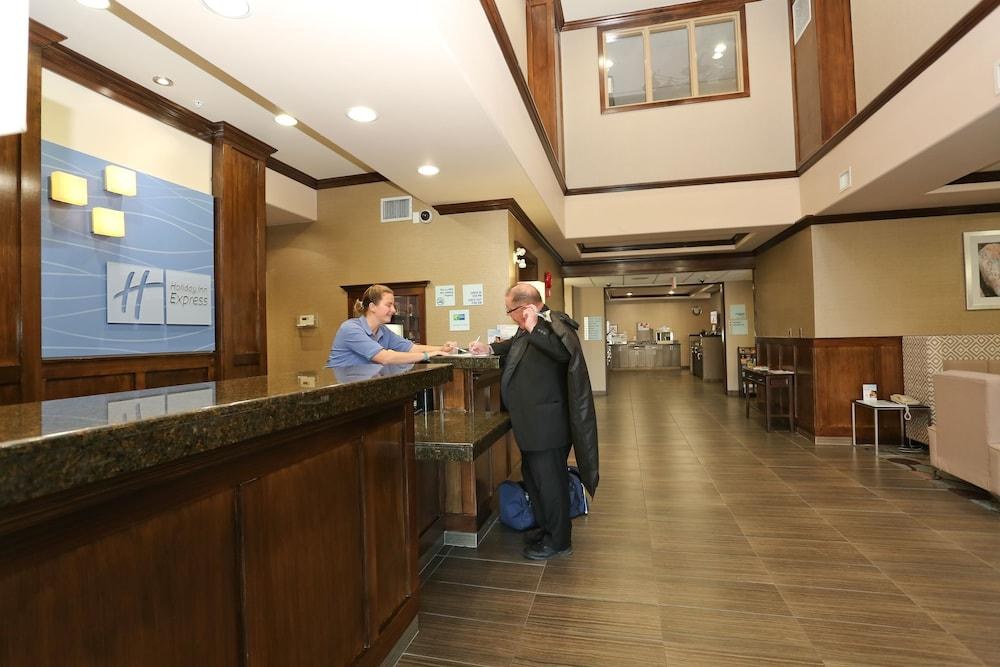 HOLIDAY INN EXPRESS & SUITES photo 3