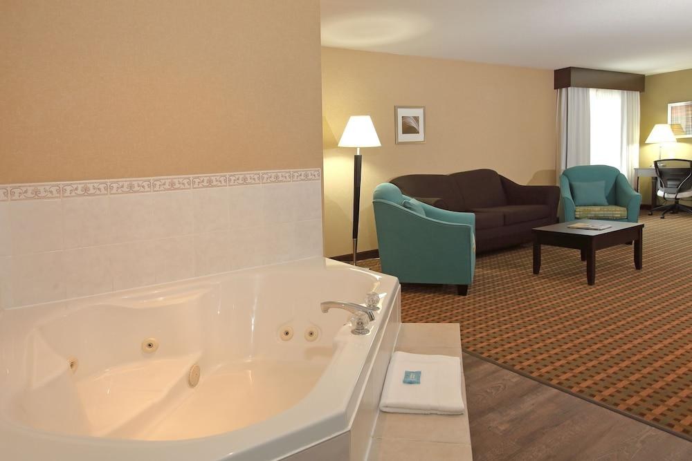 HOLIDAY INN EXPRESS & SUITES photo 4