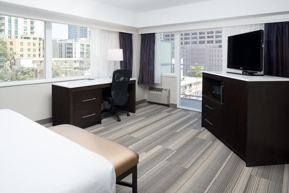 HOLIDAY INN EXPRESS SAN DIEGO DOWNTOWN photo 2