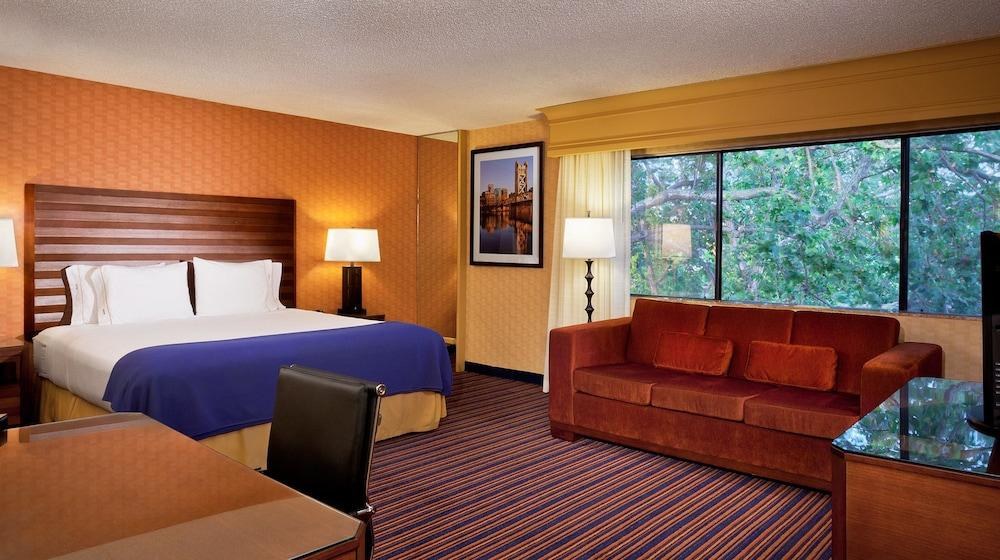 HOLIDAY INN EXPRESS SACRAMENTO CONVENTION CENTER photo 3